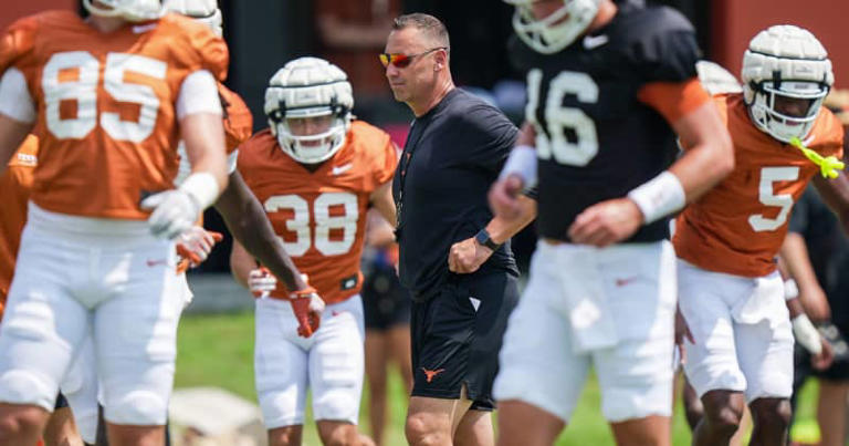 HUGE BLOW: Longhorns QB suffers bad injury at practice